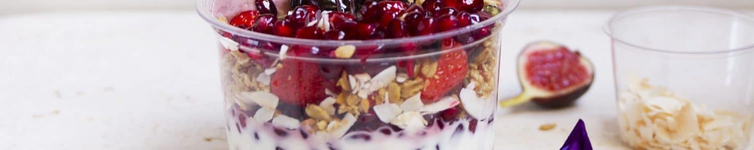 Vegware_concept_delicontainers_CF-DC-16_granola_honey_hand_portrait