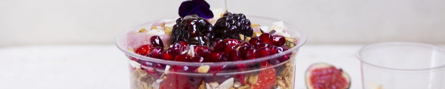 Vegware_concept_delicontainers_CF-DC-16_granola_honey_hand_portrait