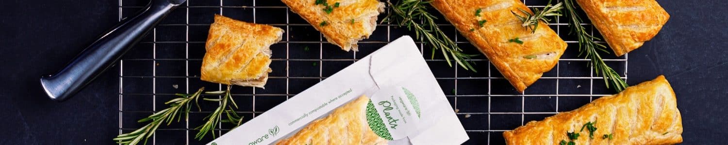 Vegware_concept_hotbagswraps_VGLW4_greenband_sausageroll_overhead_landscape