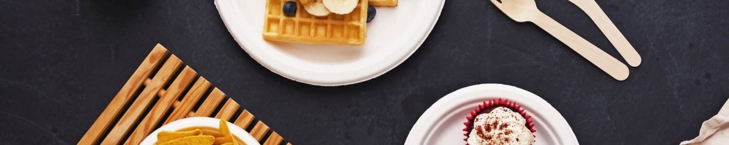 Vegware_concept_ilbagasse_I-P006_I-P013_I-L043_cupcakes_waffles_nachos_overhead_landscape