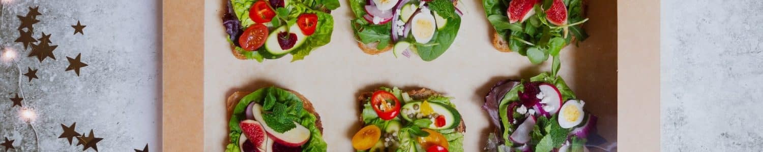 Vegware_concept_sanwichplatters_VWPLATL_Stars_lights_opensanwich_overhead_portrait